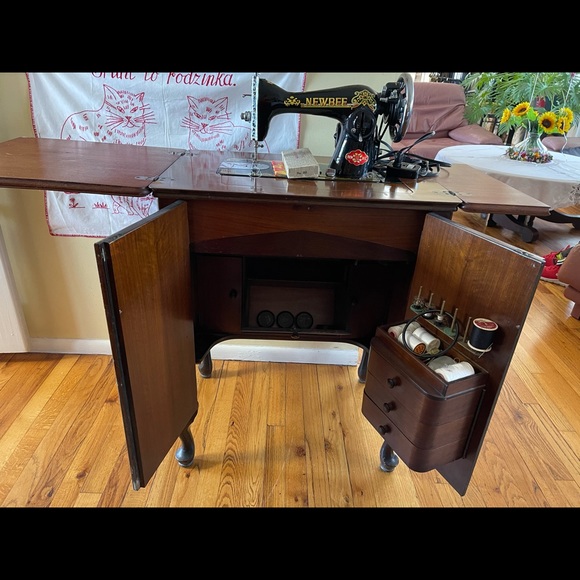 Sewing Machine - Picture 10 of 11